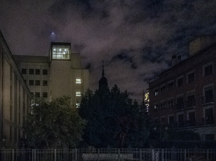 fotografia edificio fachada calle infantas ventanas hogares arquitectura paisaje urbano siuacionismo psicogeografia antonio beltran
